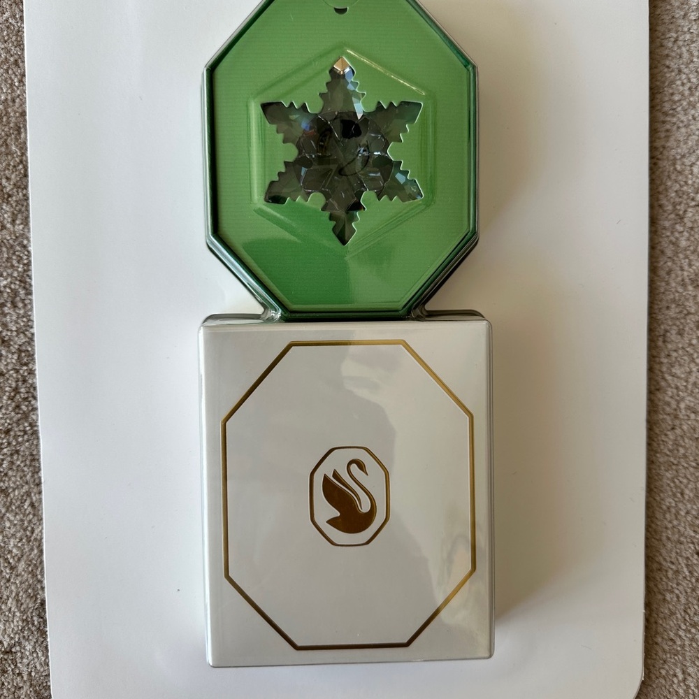 NWT Swarovski annual edition 2024 snowflake ornament